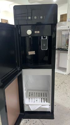 Installation de stand distributeur d'eau chaude froide chaude avec verrou de sécurité pour le bureau à domicile