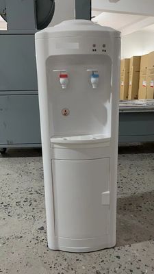 Distributeur vertical d'eau potable avec fonction de commande par application